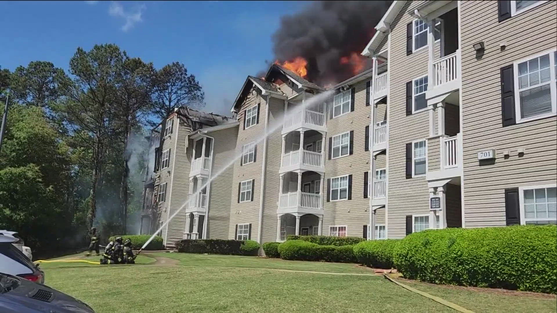Firefighters respond to large fire at Woodstock apartment complex