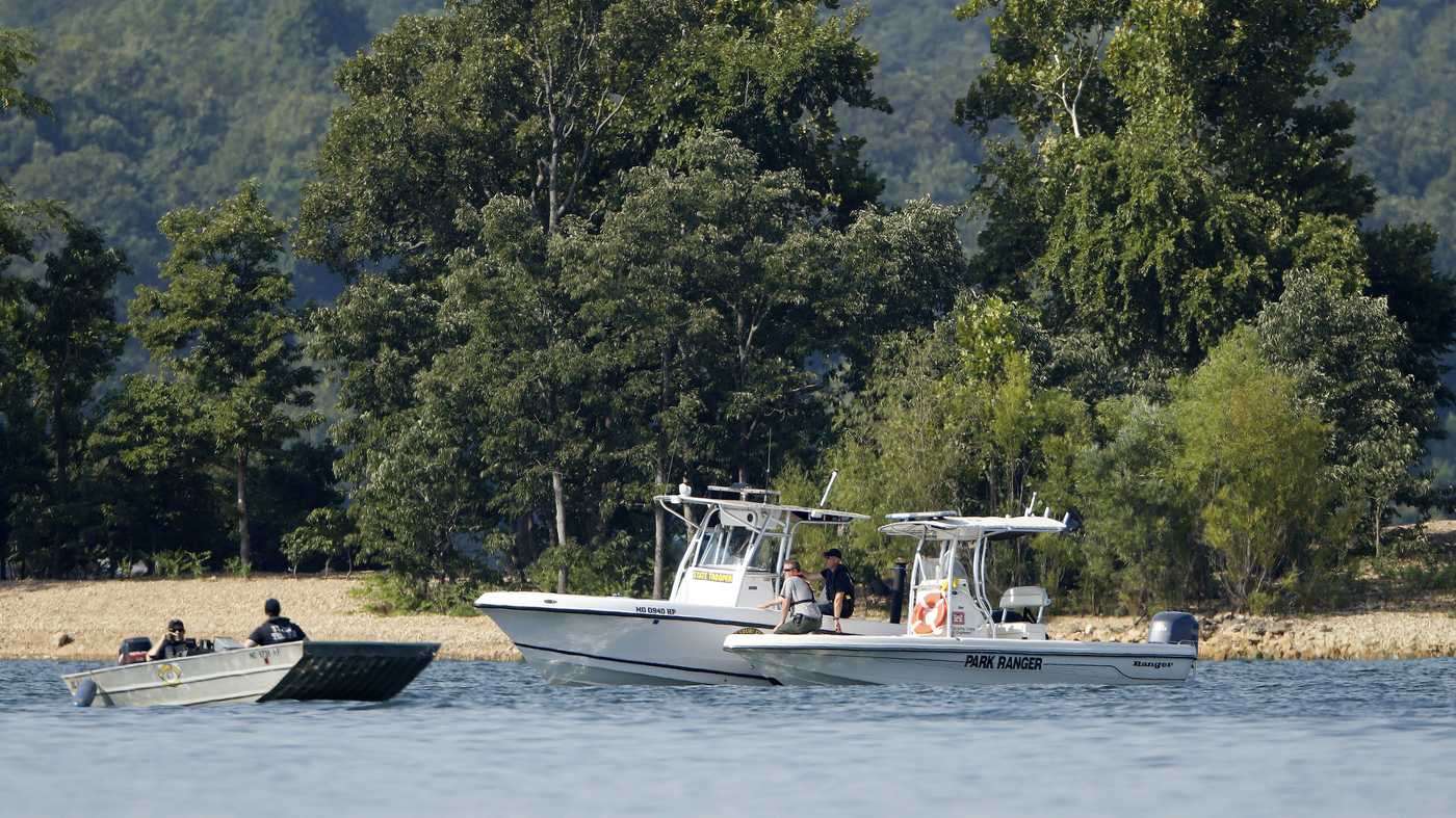 Terrifying Moment on Lake George: Quick-Thinking Heroes Save Capsized Family