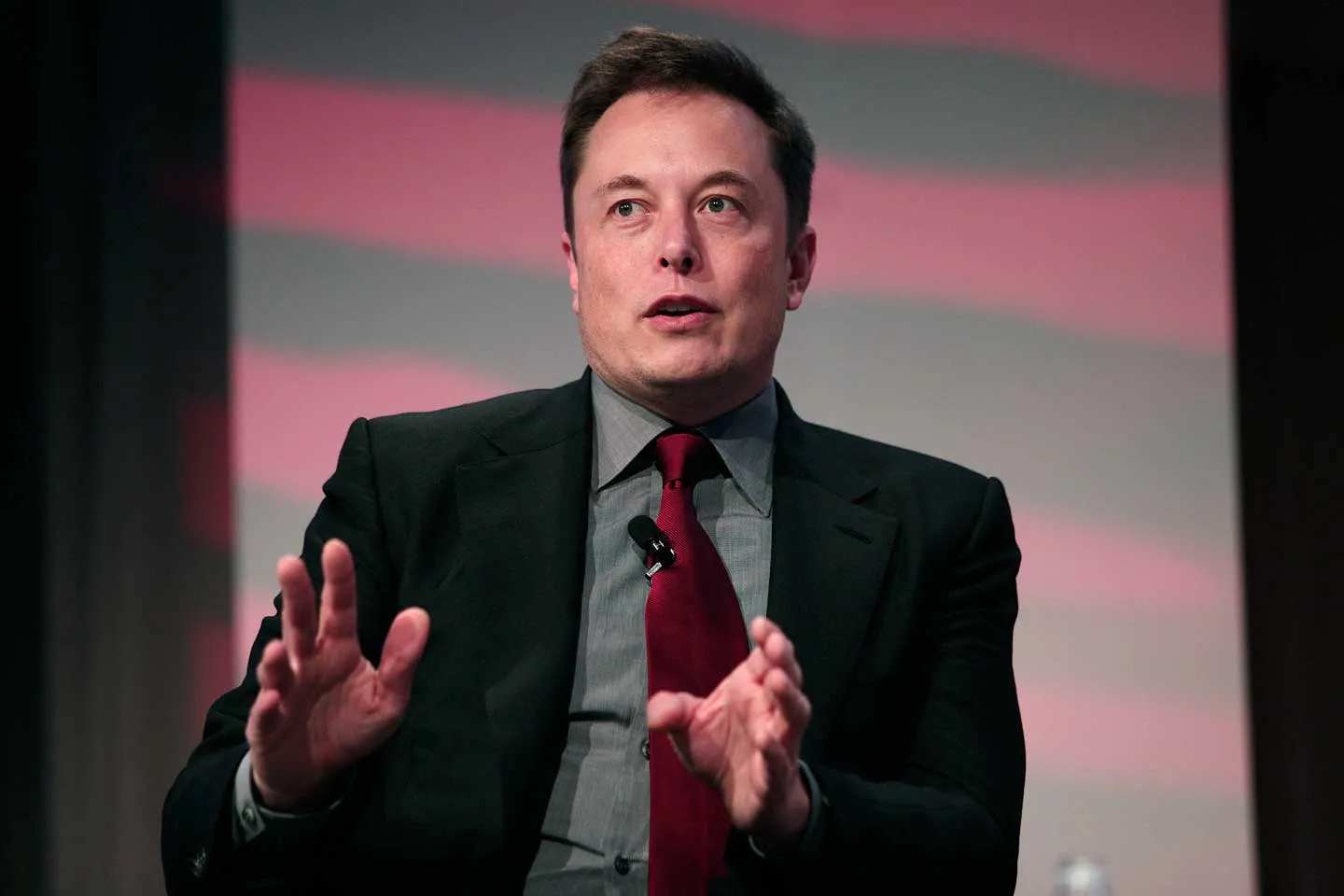 Elon Musk Forecasts Economic Collapse: Is the US Dollar in Danger?